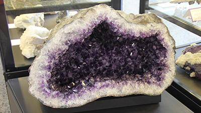 Amethyst Geo in the Dugan博物馆